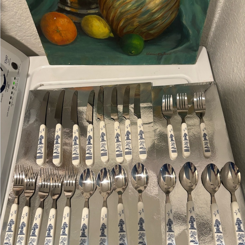 VINTAGE BLUE WILLOW 24 PIECE STAINLESS FLATWARE